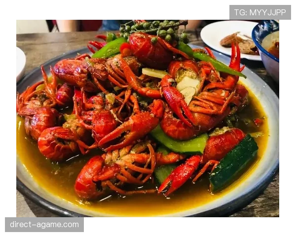 蒋圣龙又被拍到凌晨高档餐厅吃龙虾，隔壁桌根本没他钱包厚！