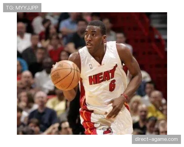 埃迪·琼斯无球跑位提升连续三分效率拉开对手防线